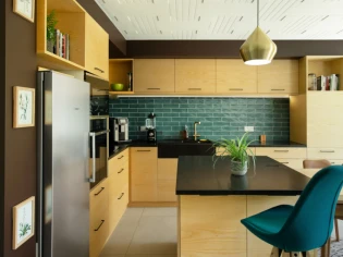 Dans le Tarn, une maison sublimée avec du bois et des couleurs sombres