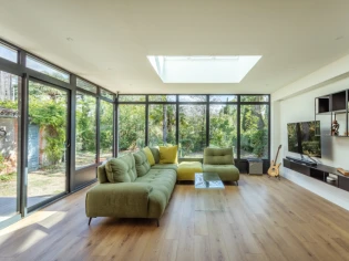 Une maison baignée de lumière grâce à une extension contemporaine