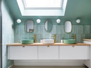 Parents, enfants, invités : trois salles de bain adaptées à chacun