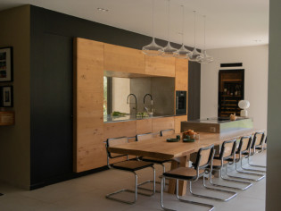 Près d'Aix-en-Provence, une cuisine en chêne massif avec vue sur jardin