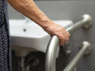 Quelles aides pour adapter sa maison au vieillissement et au handicap ?
