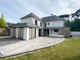 A Dinard, rénovation épurée et contemporaine pour cette maison des années 70 