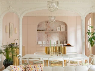 Une cuisine dans un esprit boudoir : moulures, quartz, laiton et parquet