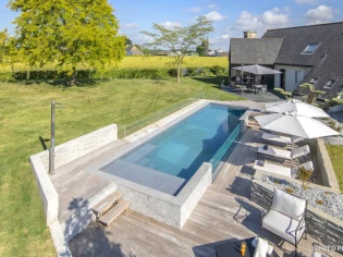 Les piscinistes gardent la t&ecirc;te hors de l'eau