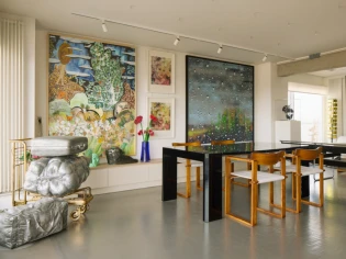 Un intérieur parisien aménagé sur mesure pour une mécène de l'art contemporain