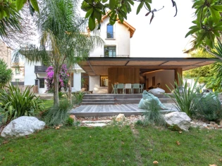 Une extension des ann&eacute;es 90 sublim&eacute;e dans un style contemporain