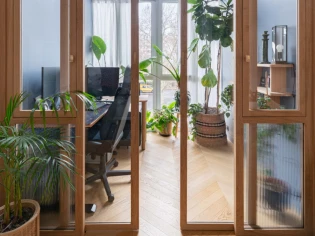 Avant/Après : Quand une loggia humide se réinvente en bureau chaleureux