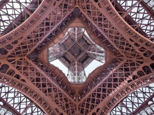 Un fragment mythique de la tour Eiffel aux enchères