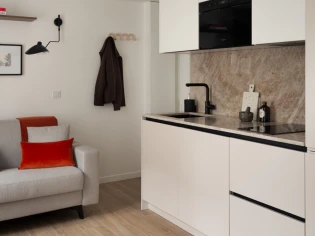 Avant/Apr&egrave;s : Une microarchitecture int&eacute;rieure dans 18 m&sup2;