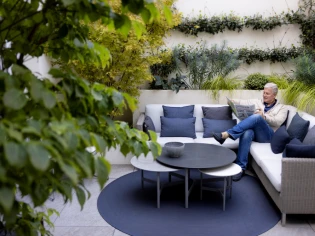 Avant/Apr&egrave;s : Comment v&eacute;g&eacute;taliser un patio ombrag&eacute; ?