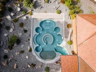 Un artisan carreleur redonne tout son lustre au spa d'un hôtel mythique