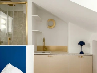 Avant/Apr&egrave;s : 10 m&sup2; comme une chambre d'h&ocirc;tel sous les toits