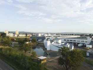 Vitra inaugure le Water Garden de Bas Smets