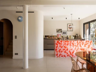 Avant/Apr&egrave;s : Une maison de 1987 r&eacute;invent&eacute;e dans un esprit ann&eacute;es 1970