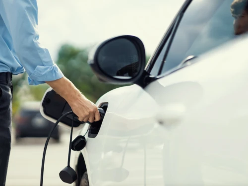 Comment équiper son logement d'une borne de recharge pour véhicule électrique ?