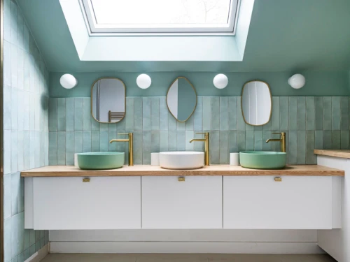 Parents, enfants, invités : trois salles de bain adaptées à chacun