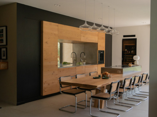 Près d'Aix-en-Provence, une cuisine en chêne massif avec vue sur jardin