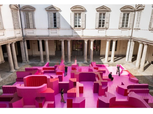 Lina Ghotmeh installe un labyrinthe rose dans la cour d'un palais milanais