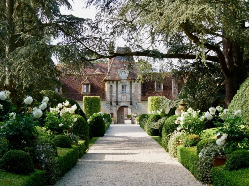 En Normandie, un couple redonne vie à un château et des jardins d'exception