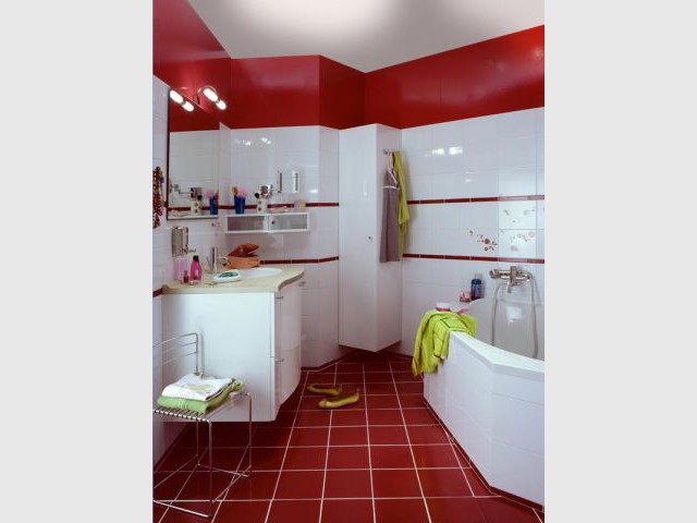 salle de bains rouge et blanche
