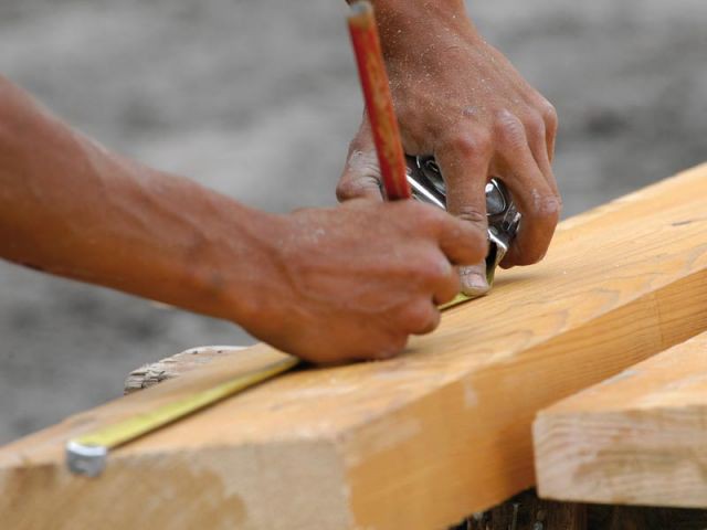 travail bois charpente visuel mains planche