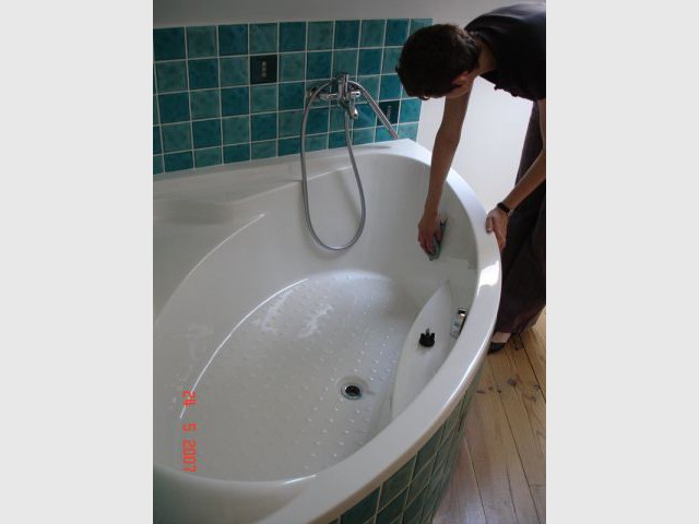 Nettoyage de la baignoire - Maison test Axens