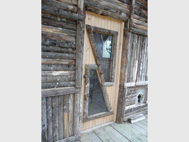 La porte d'entrée vitrée - Cabane du trappeur - Lucien Cassat