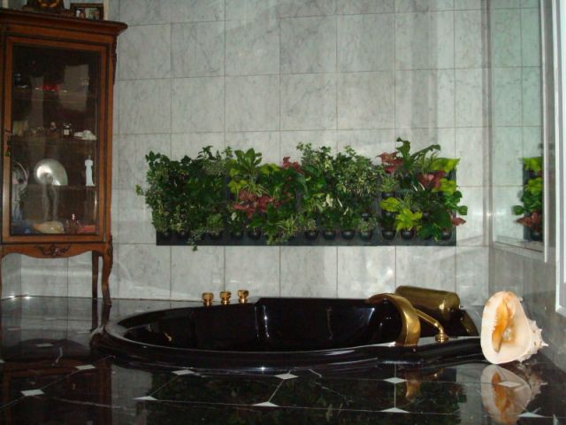Verdure dans la salle de bain - Mur végétal décoration travaux plantes fleurs