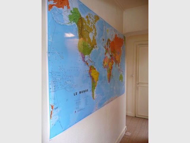 Une "vraie" carte dans le couloir - reportage - mur - Appartement parisien