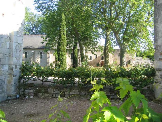Vue des jardins depuis l'église - Prieuré de Saint-Cosme