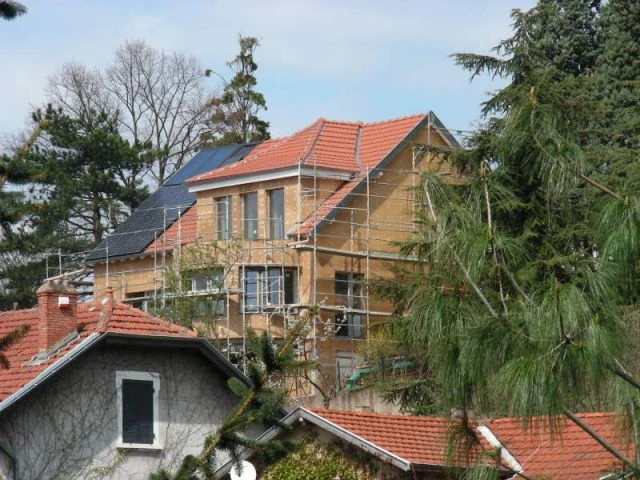 Vue de la maison en travaux - reportage maison passive - sophie zele