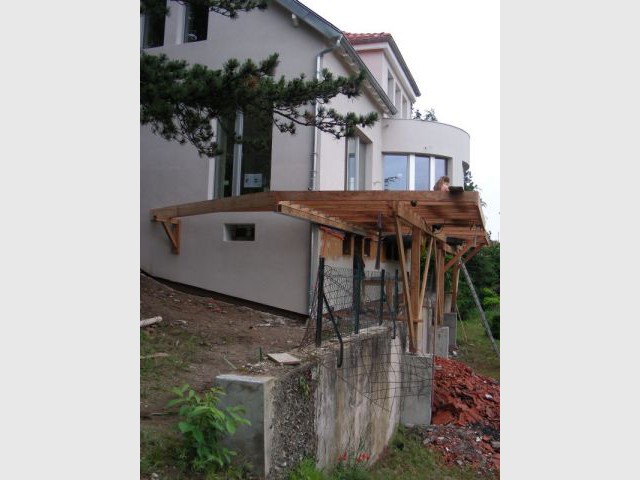 Installation de la terrasse - reportage maison passive - sophie zele