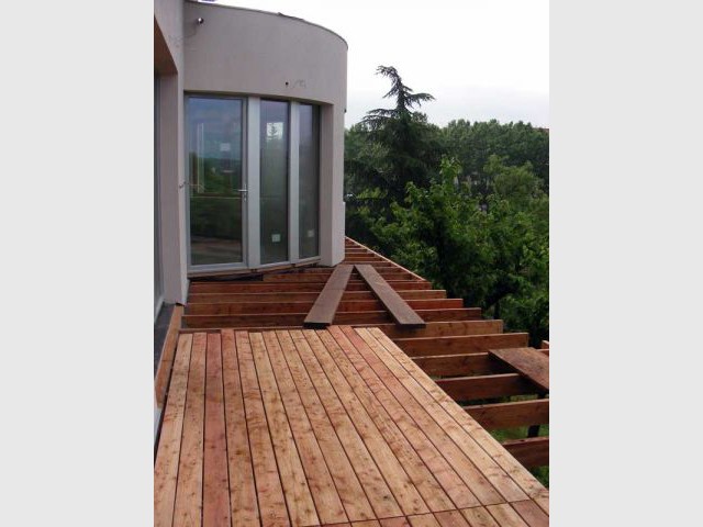 Pose du plancher de la terrasse - reportage maison passive - sophie zele
