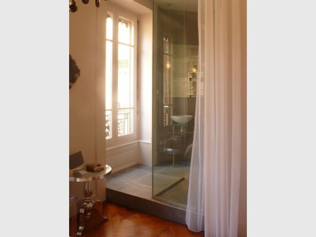La salle de bain parentale avec rideau - Rénovation appartement Lyon