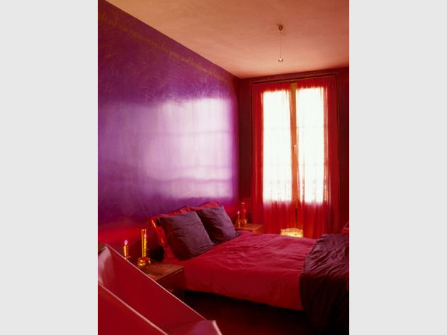 Chambre rouge et violette