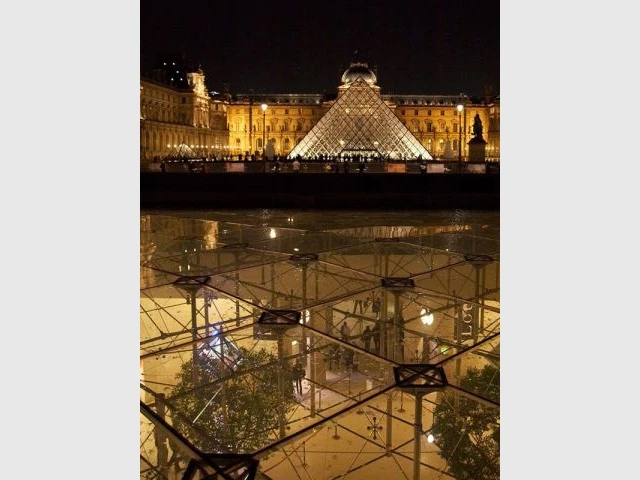 La pyramide du Louvre de nuit