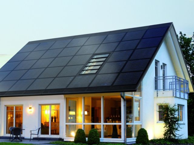 maison avec des panneaux solaires