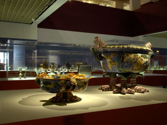 Pots en céramique - exposition de bouteilles vin au Musée d'Aquitaine