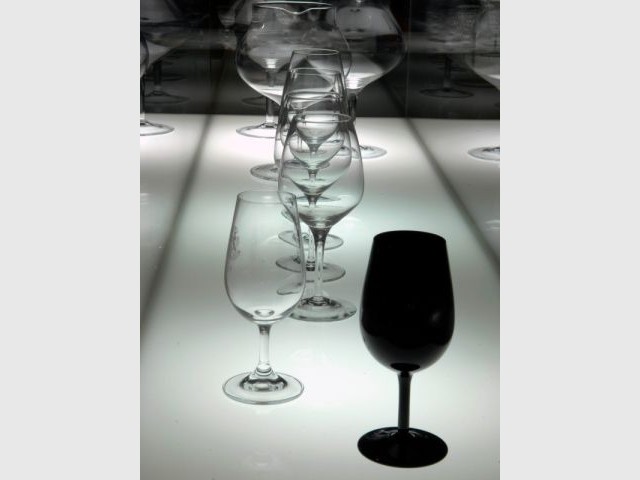 Jeux de verres - exposition de bouteilles vin au Musée d'Aquitaine