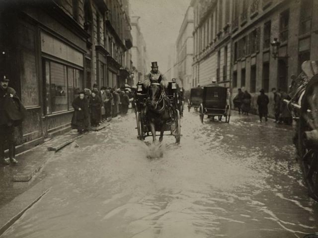 Voiture - Paris inondé