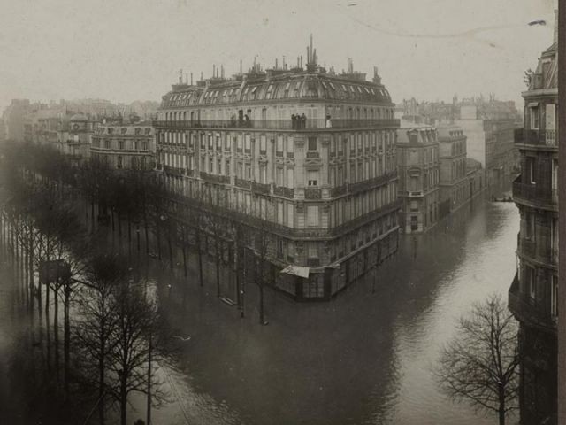 Vue d'un balcon - Paris inondé