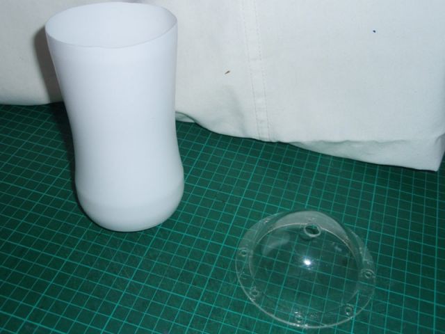 Un jouet en plastique - lampe bouteille