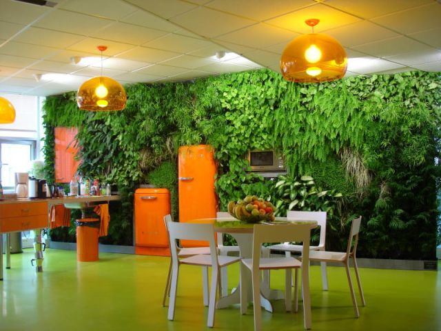 Quand le mur d'une cafétéria mêle plantes et électroménager... - Jardins de Babylone