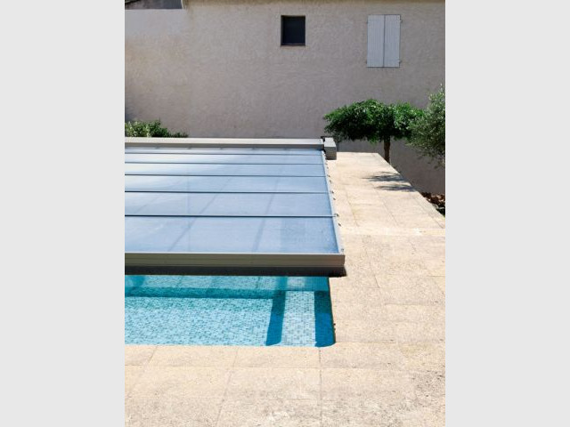 Abri piscine plat : protégez votre piscine avec style - Rénoval Abris  Piscine - Fabricant d'abris de piscine et de terrasse