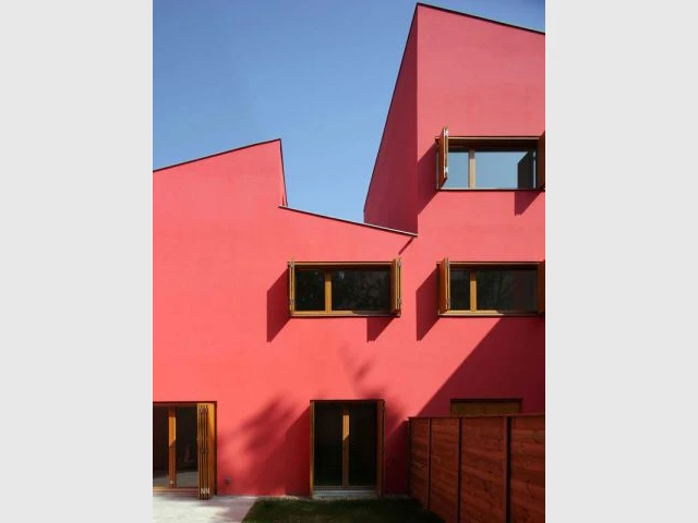 Un mélange de rouge-framboise - construction neuve