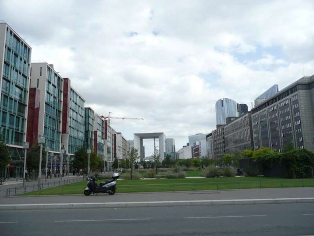 Au loin, on aperçoit La Défense - seine arche nanterre