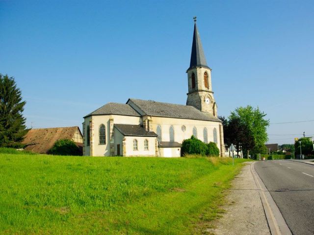 L'église Saint-Léger occupe le paysage de la commune de Manspach (68) - eglise photovoltaique