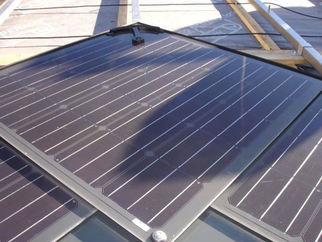 Des modules de 870 x 870 x 7,5 mm - eglise photovoltaique