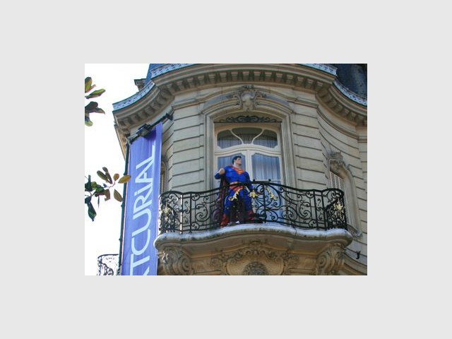 Superman au balcon d'Artcurial