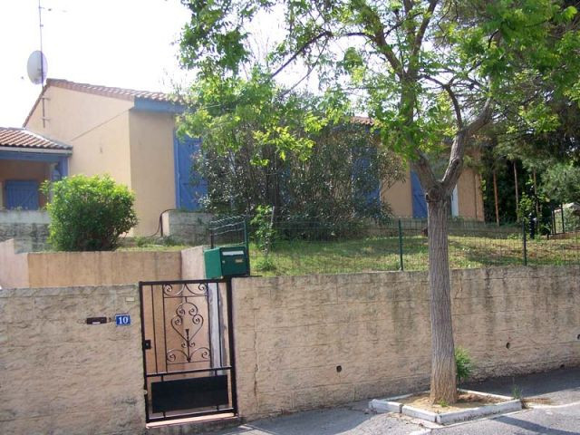 Avant - Côté rue - Maison autour d'une piscine